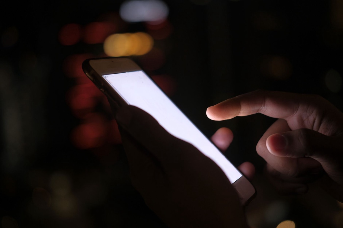 Akran ve Dijital Güvenlik — smartphone screen dark night desk