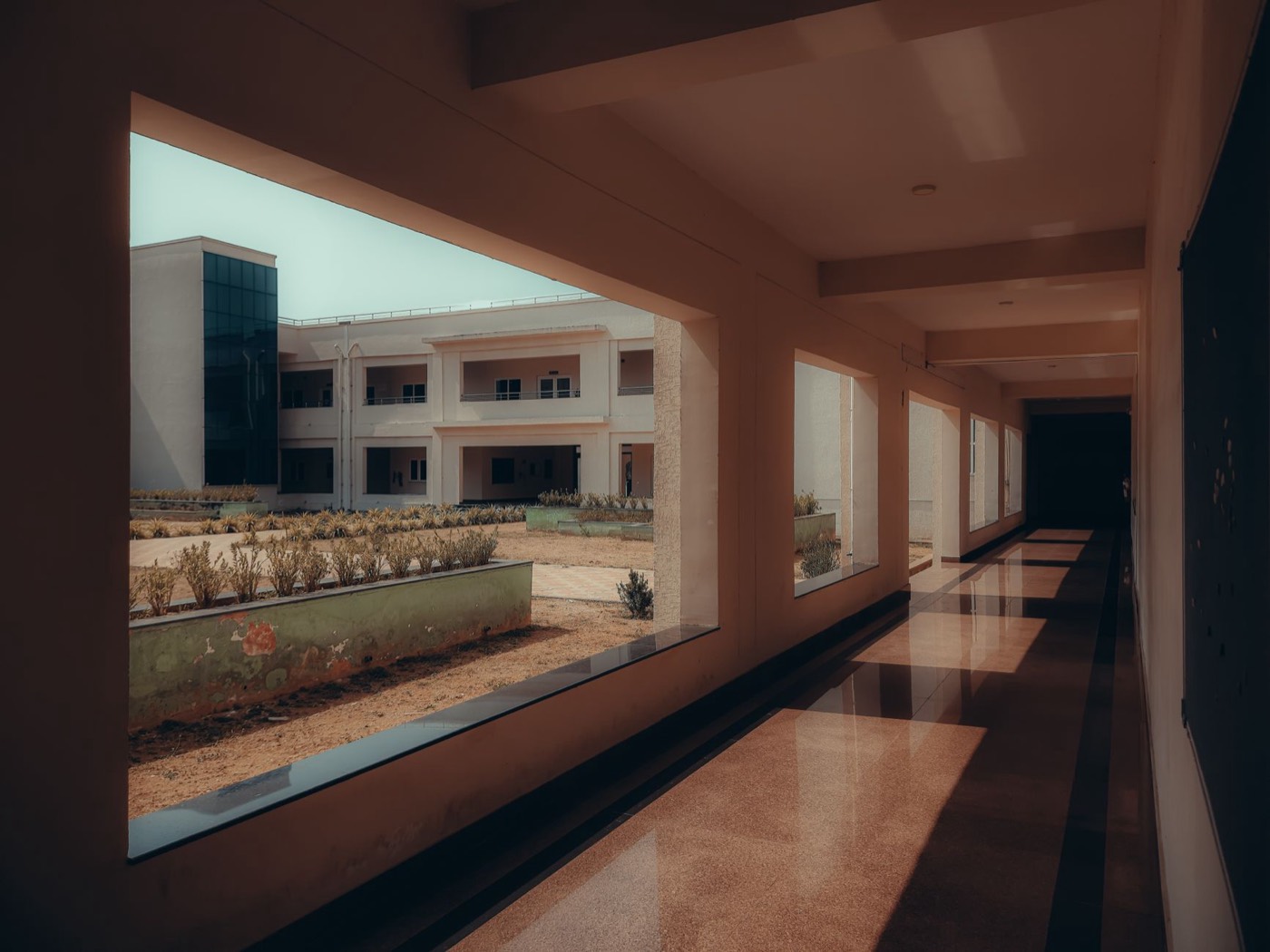 Sosyal ve Duygusal Gelişim — empty school hallway lockers bench