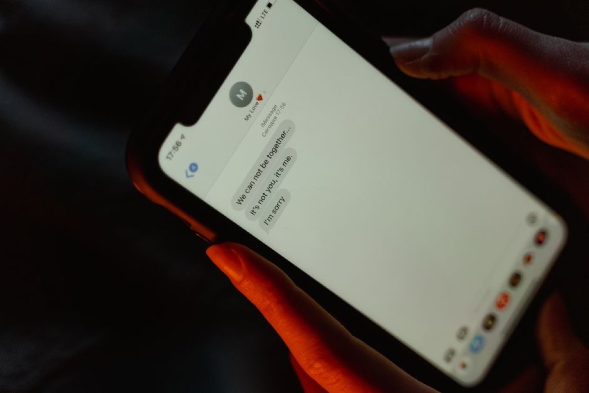 Siber Zorbalık Ölçeği (SZ) — telefon ekranında mesaj — siber zorbalık